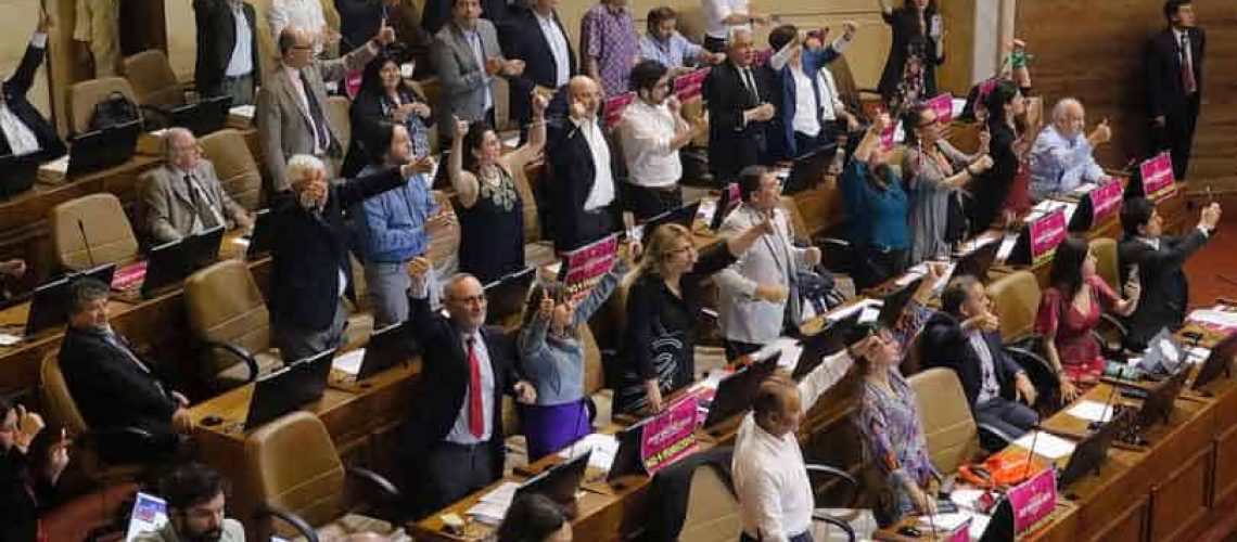 Diputados celebran aprobación de ley de paridad de género en el Congreso.