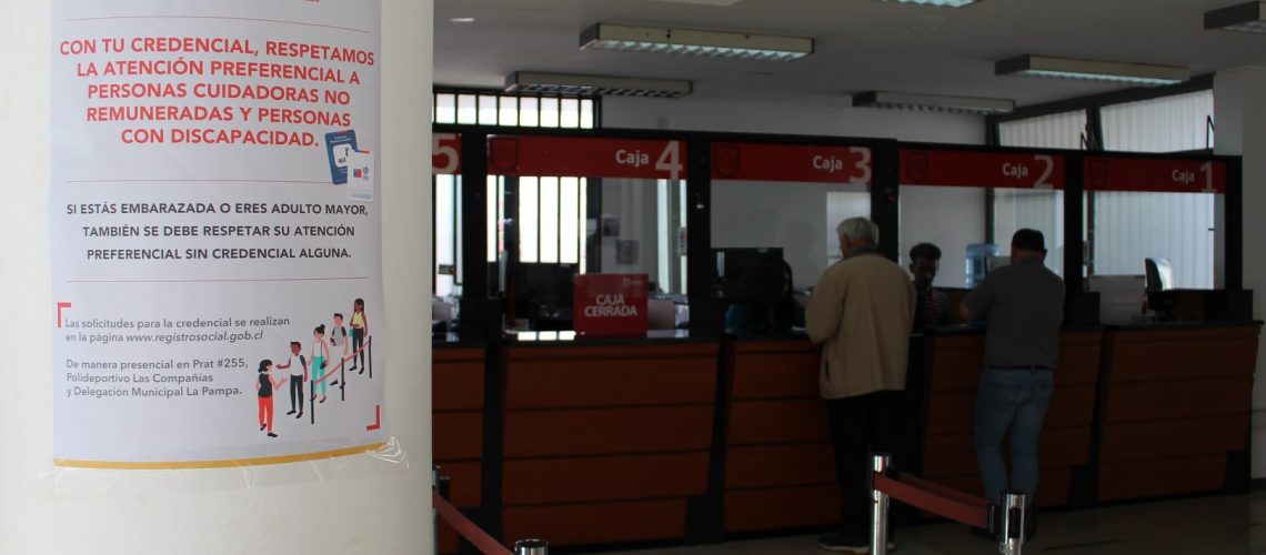 imagen de un cartel que dice que en ese lugar hay atención preferente para personas con discapacidad y cuidadoras