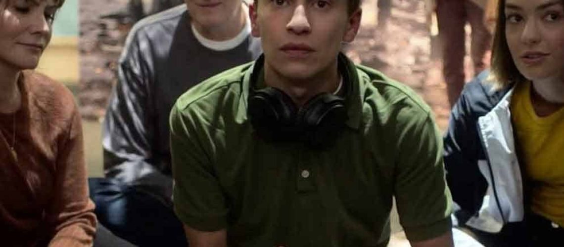 El personaje protagonista de la serie está sentado en un acuario , acompañado de sus padres y hermana quienes están sentados a su lado, mientras él observa con detención el acuario.