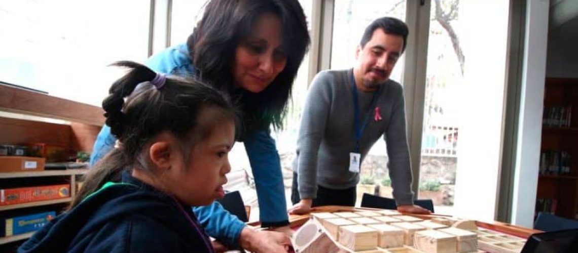 niña con síndrome de down en una biblioteca