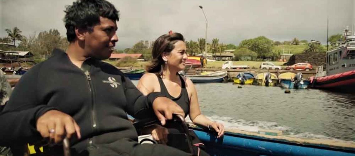 n joven en silla de ruedas junto a la fundadora del centro de buceo, navegando en un bote.