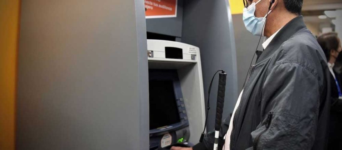 Hombre ciego en un cajero automático