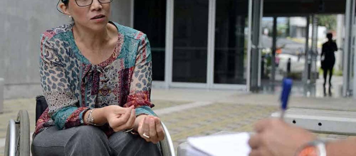 Foto de una mujer en silla de ruedas durante una entrevista