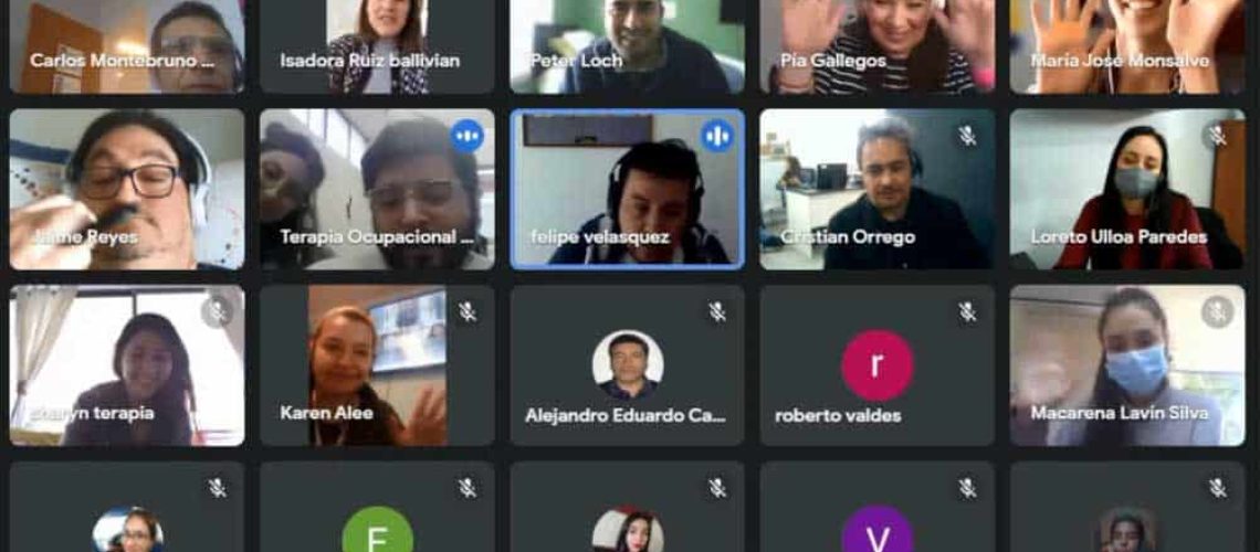Distintas personas reunidas en una sesión de zoom