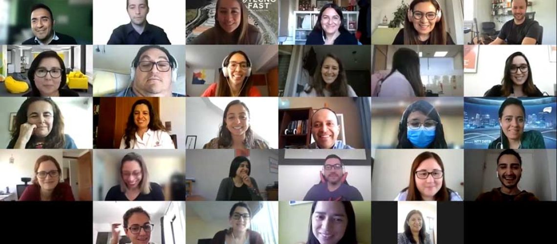 Imagen de varias personas reunidas en una sesión de zoom