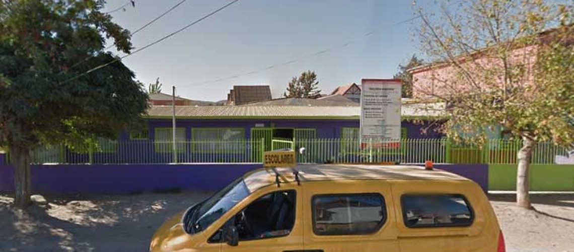 Foto de la fachada de un colegio en Quilpué y afuera hay un furgón escolar.
