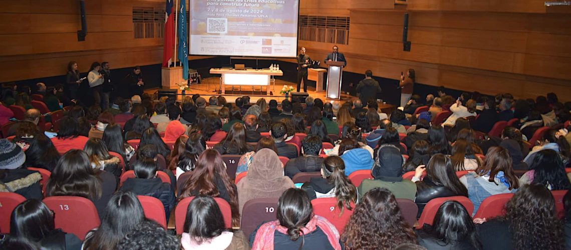 Foto dentro de un auditorio lleno de gente donde se realizó un congreso sobre educación