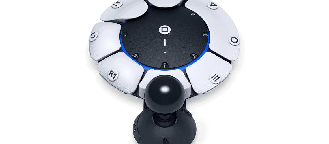 Foto del nuevo control de ps5 el cual es redondo y en el borde tiene diferentes botones. a un costado, tiene conectada una pequeña palanca.