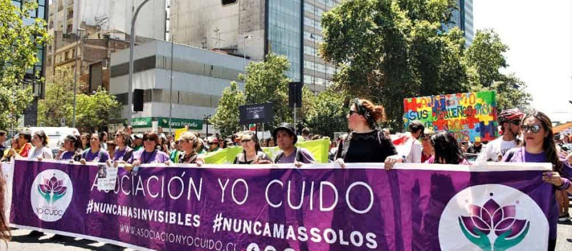 Un grupo de personas de la asociación "Yo Cuido" en la marcha por las Personas con discapacidad en Santiago.