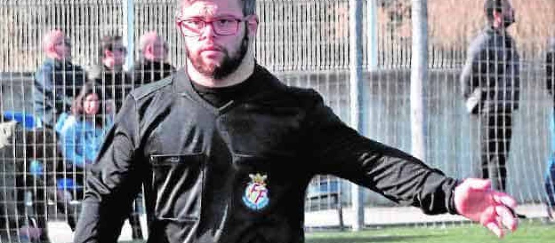 un joven con síndrome de Down arbitrando un partido en fútbol.