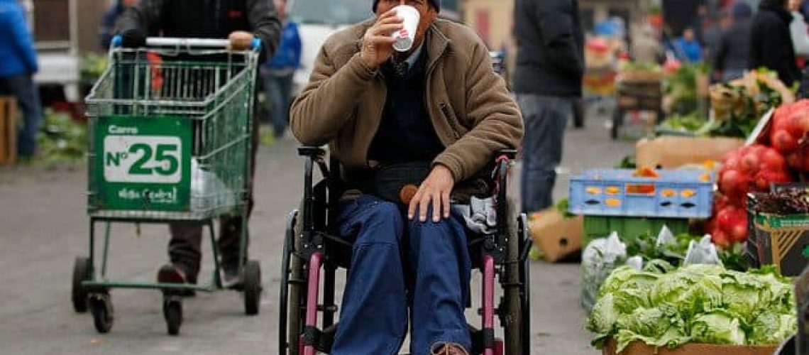 hombre en silla de ruedas
