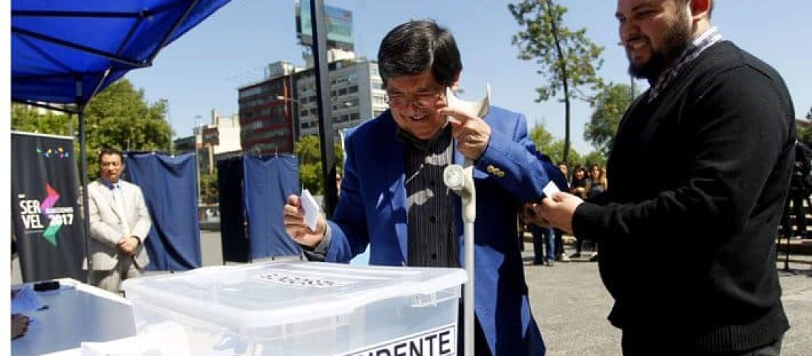 Persona votando