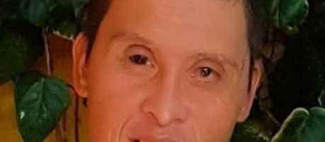 Foto del rostro de un hombre con síndrome de Down que mira a la cámara.