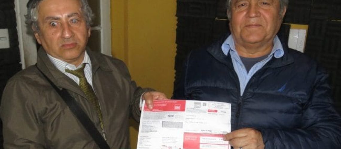 Personas ciegas mostrando una cuenta