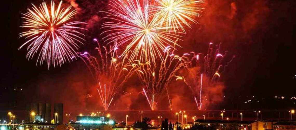Foto del puerto de valparaíso de noche con muchos fuegos artificiales en el cielo.