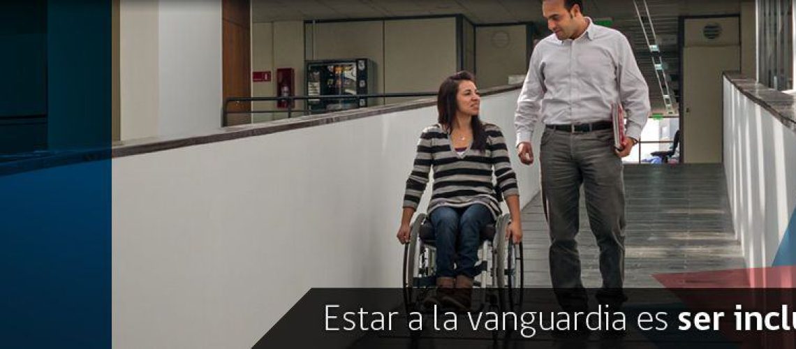 mujer en silla de ruedas converando con hombre
