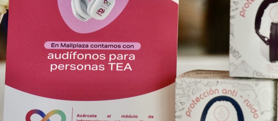 Foto de un cartel colocado sobre un mesón de atención al cliente y que dice "audífonos para personas TEA"