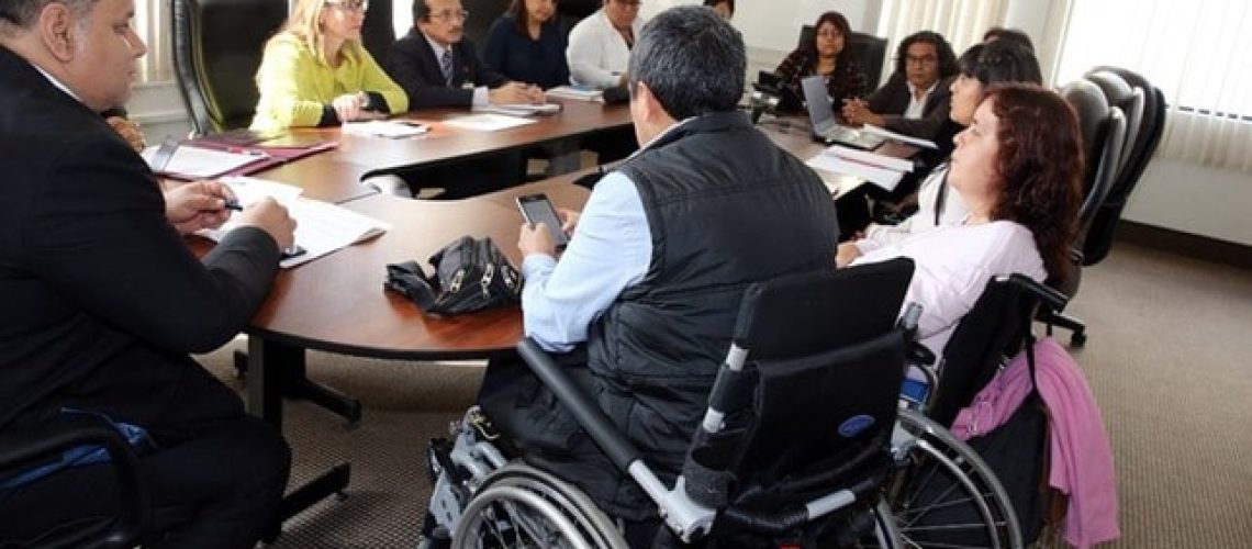 Diversas personas en torno a una mesa