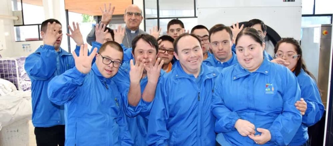 equipo de trabajo de la lavandería 21 que son personas con síndrome de Down