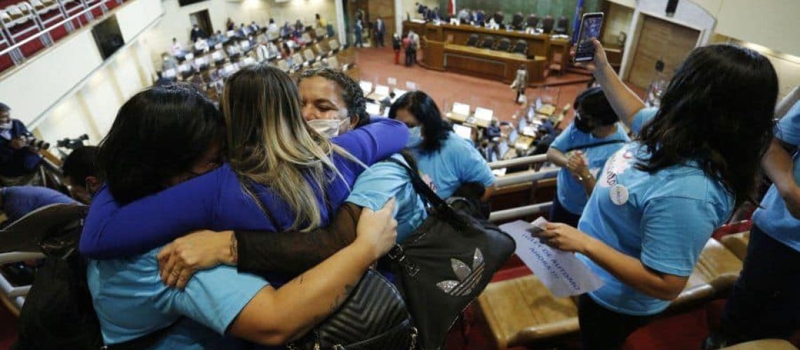 Foto de un grupo de personas de agrupaciones de personas autistas abrazadas