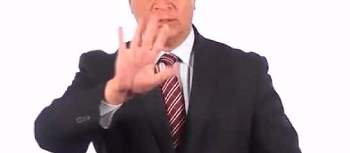 hombre haciendo lengua de señas
