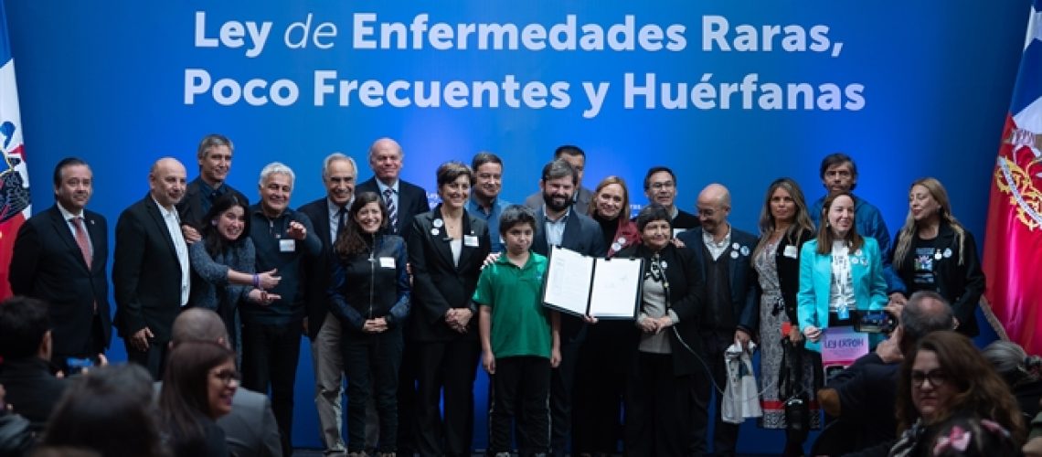 Foto donde aparece el presidente gabriel boric junto a agrupaciones y pacientes de enfermedades poco frecuentes.
