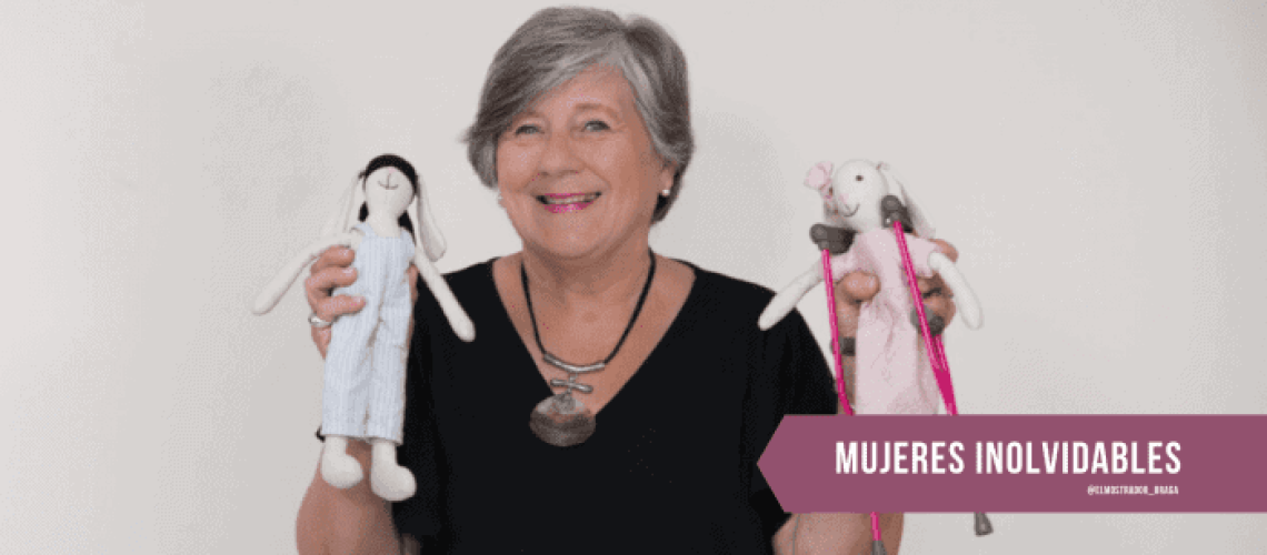 Persona de pelo corto y cano con dos muñecos de peluche en cada mano