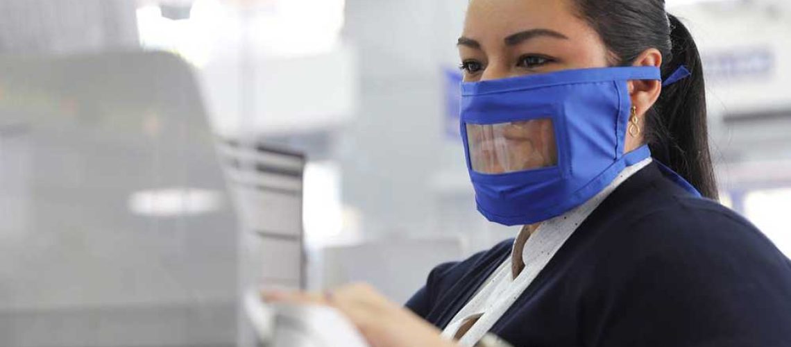 Persona con mascarilla transparente