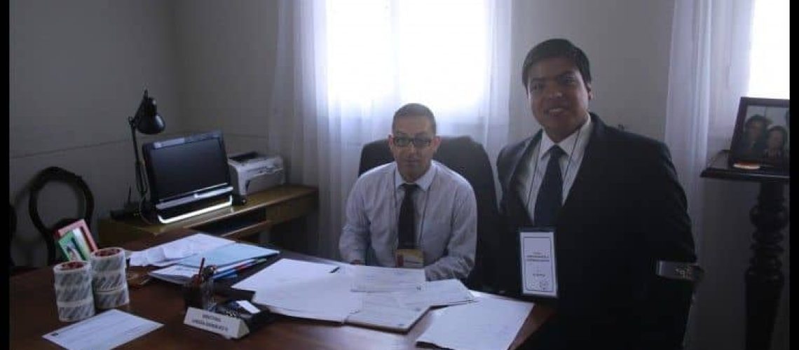 dos personas en una oficina