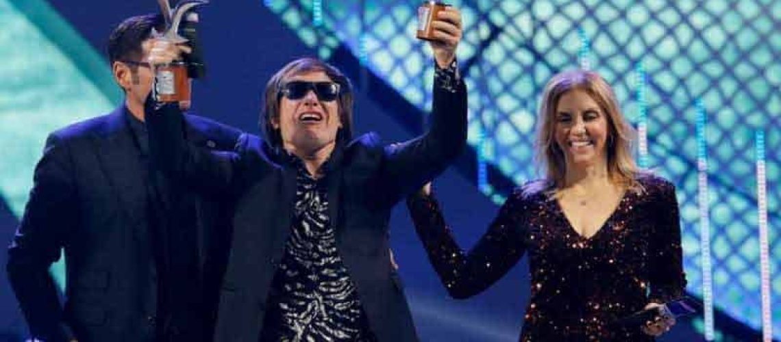 Un músico ciego levantando dos gaviotas de plata en el festival de Viña del Mar