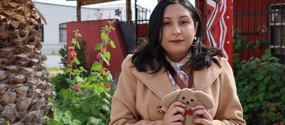 foto de una mujer sosteniendo un perro de peluche terapeutico
