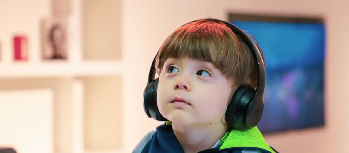 Niño con audifonos