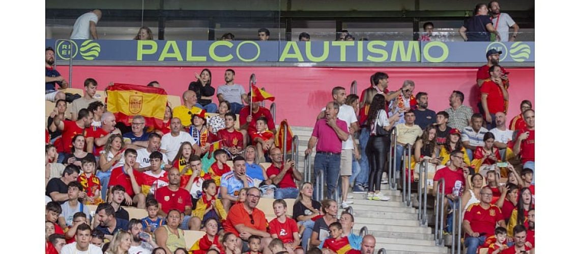 Palco autismo partido de fútbol España