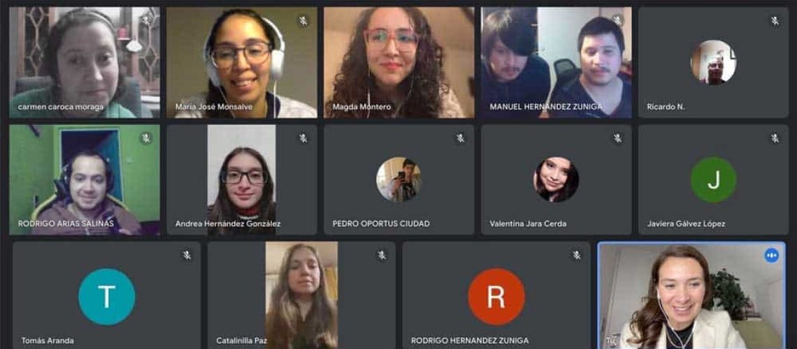 Imagen que muestra la pantalla de una transmisión por la plataforma zoom donde hay varias pantallas con personas sonriendo y saludando a la cámara. Son todos estudiantes universitarios y con algún tipo de discapacidad.