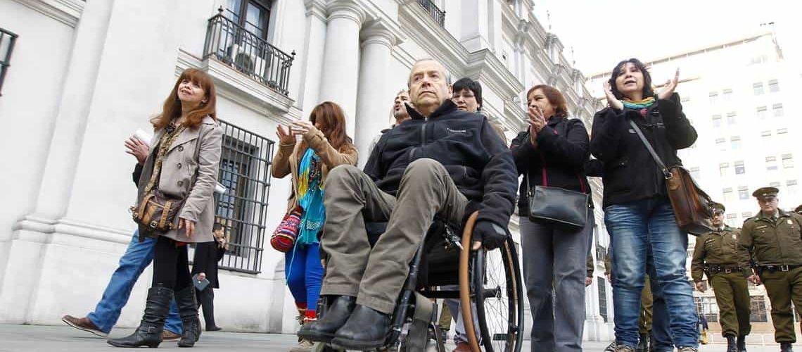 Grupo de personas fuera de la Moneda