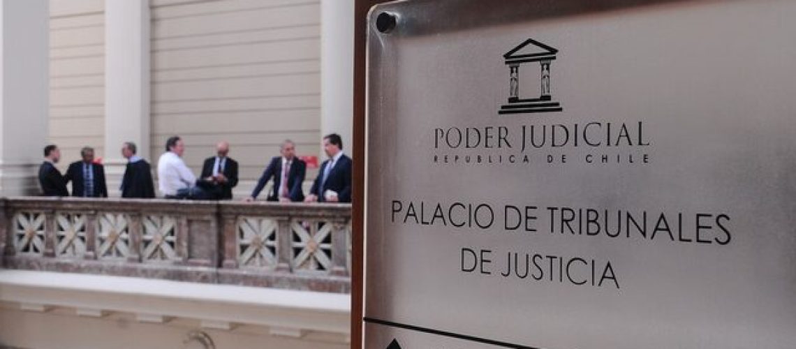 foto en el interior de los tribunales de justicia en chile