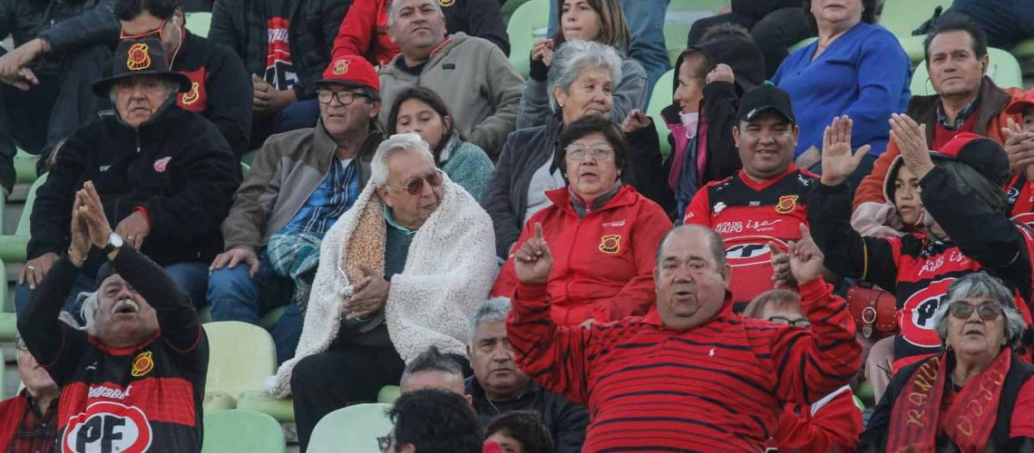 Foto donde aparecen hinchas del club rangers de talca sentados en la galería.