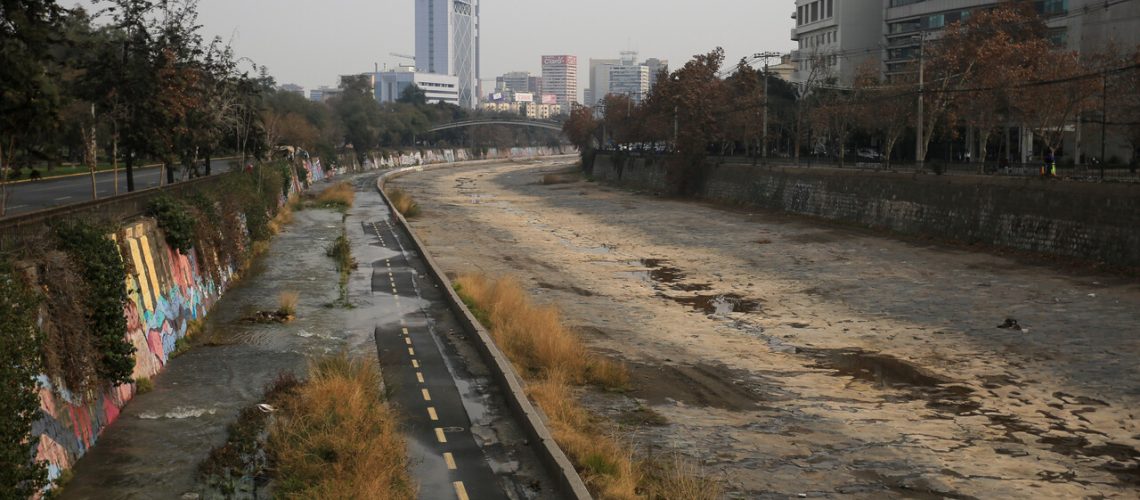 Foto de la ribera del río mapocho con el costanera center de fondo
