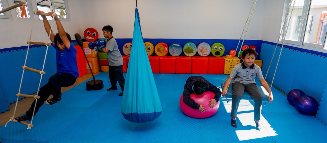 foto dentro de una sala adaptada sensorialmente para estudiantes autistas