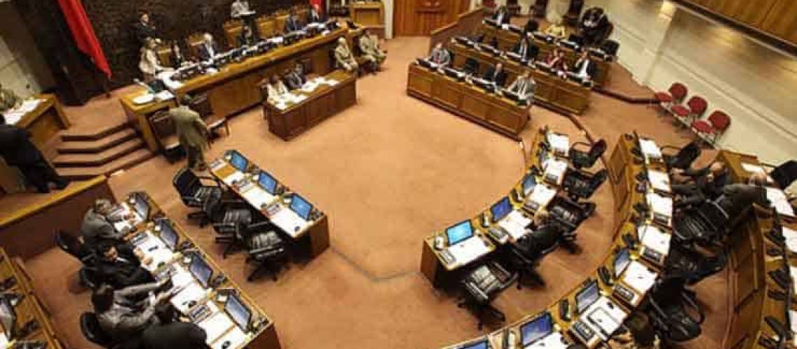 Foto donde se ve la cámara de senadores durante una sesión.