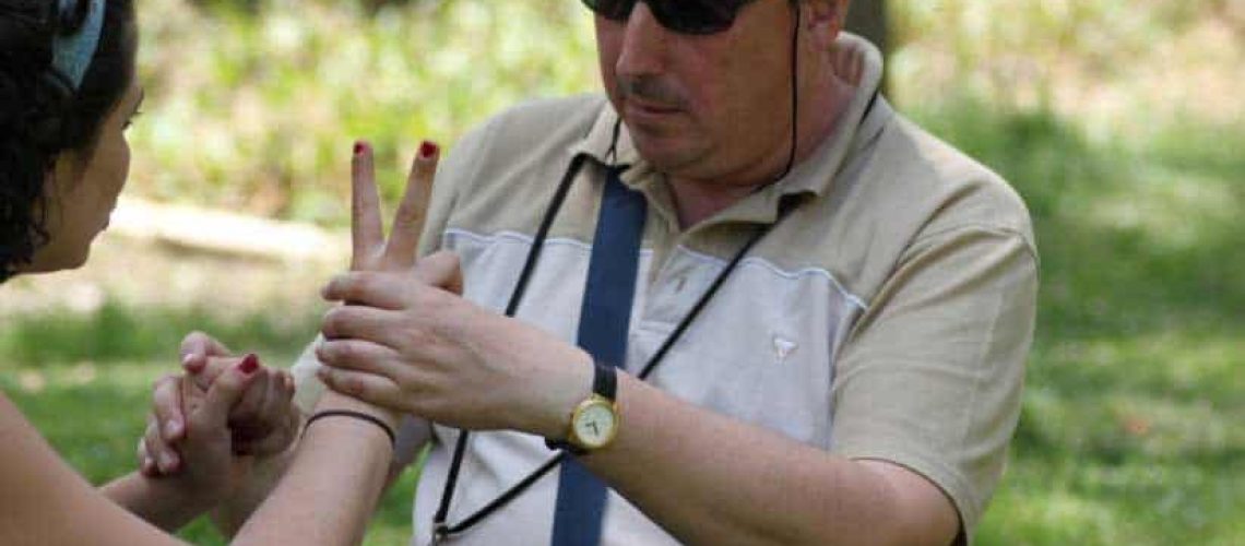 Imagen de personas en situación de sordoceguera