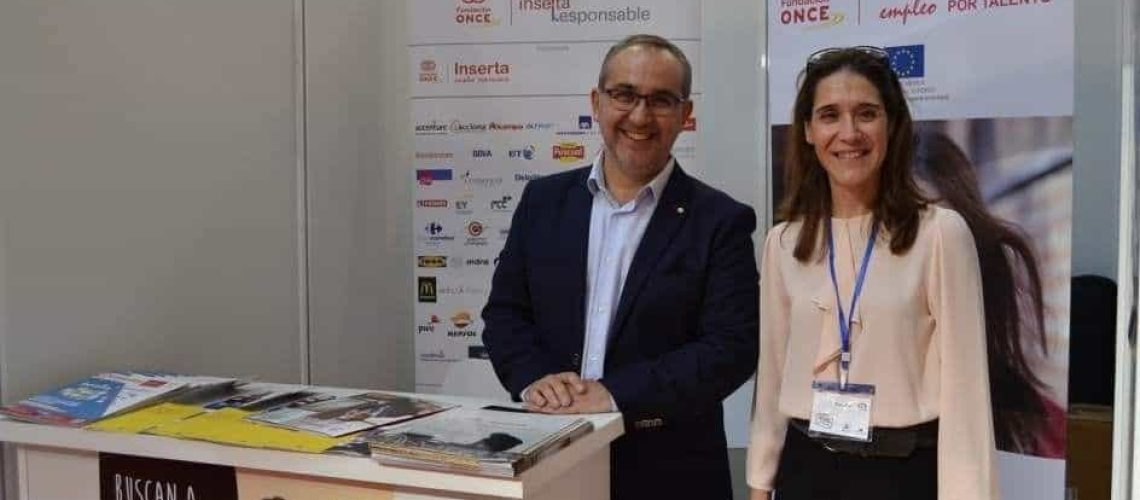 pareja en stand