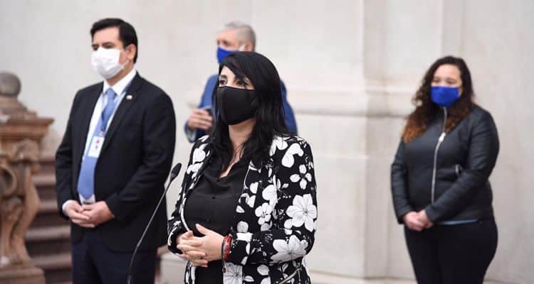 La vocera de gobierno Karla Rubilar está hablando en La Moneda frente a la prensa.