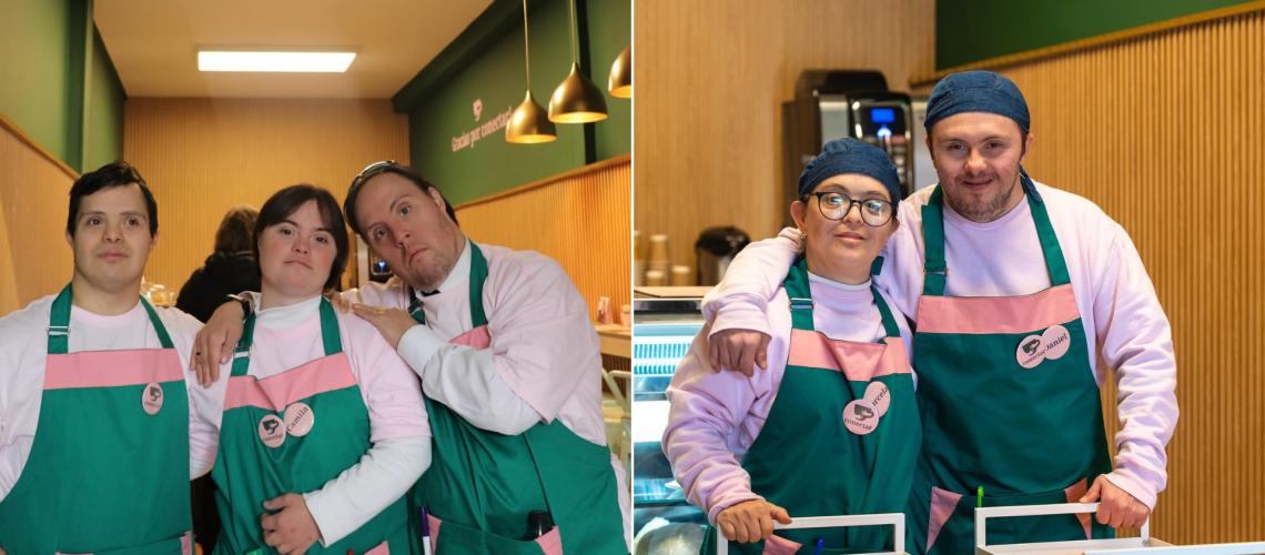 Foto de un grupo de meseros con síndrome de down posando para la foto en la cafetería conectar