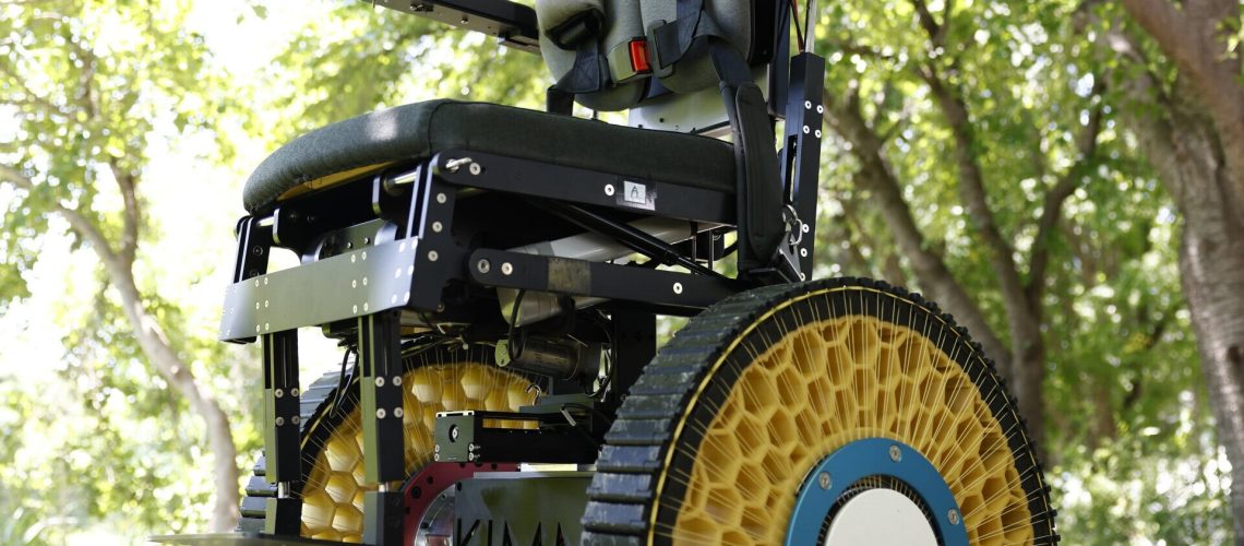 Foto de una silla de ruedas con una nueva tecnologia donde aparecen sus ruedas pasando sobre un obstaculo